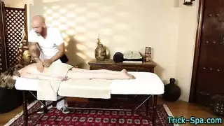 امرأة ناضجة ممتلئة الصدر تُداعب حلمتيها وفرجها