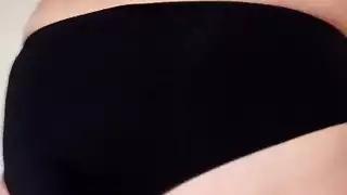 ترتدي سروال ضيقة