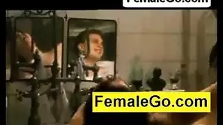 علاقة جنسية جماعية سرية لمراهقة: تمارس الجنس مع أصدقاء صديقها أثناء غيابه