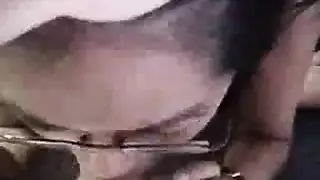 أول مرة للمراهقة: تدليك زيتي إباحي قبل ممارسة جنس قاسي