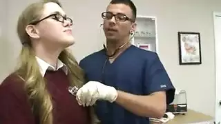 غريبة شقراء يرسم وجهها رجل لديه ألف قصيدة قذرة