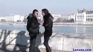 إباحية على الواجهة البحرية: أثداء مرتدة أثناء الجنس على الشاطئ