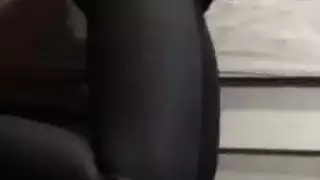 بنات وقحات يفتحن أرجلهن ويظهرن كريماتهن الوردية