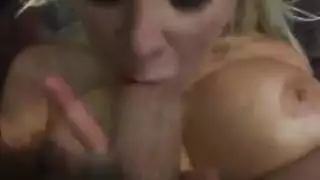 أثداء دائرية كبيرة تُنك حتى الإغماء بقضيب غليظ