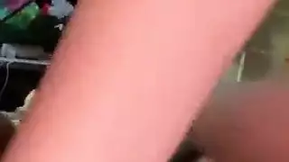 ثلاثي عربي ساخن: زوجة وأخت مراهقة تُنهكان من قبل فحل