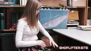 سكس الإسطبل: حصان ممتلء يركب حمارًا بقوة