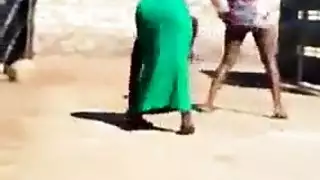 مهرجان الجنس في مزرعة الحيوان: بنات تأخذ قضبان المخلوقات