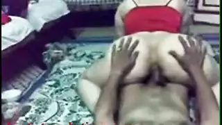 جلسة نيك شرجي قاسية: توسيع فتحتها على الأرض