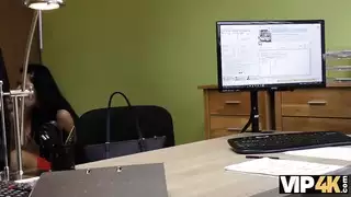عملية التوظيف تتحول إلى مص زب وضرب عنيف