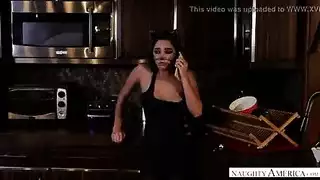 شعر خفيف على فرجها المشدود – سمراء تمارس الجنس