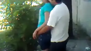 نيك سريع في الحديقة العامة: وضعية الكلب على الشجرة