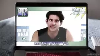 فتاة شابة تواجه خمسة أقضاب قاسية في مص مبلل