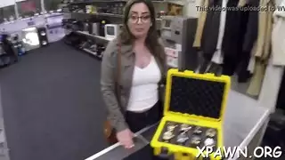 أشقاء بالتبني إباحي: يمارس الجنس مع جسدها الممتلئ فوق الحافة