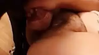 قضيب كلب ضخم يباعد ساقيها في فيلم إباحي عنيف