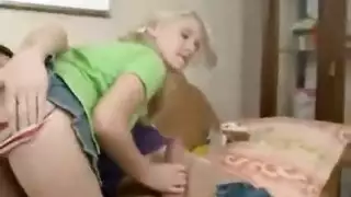 حصلت شقراء قرنية وسمراء سمراء وقذرة مع رجل مسن وفتاة كبيرة