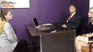 مدير يتوسل لعبادة أقدام السكرتيرة هيمنة إكس إكس إكس مكتبية