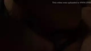 الابنة الصغيرة تمارس الجنس مع صديق أبيها في مشهد ساخن على الأريكة