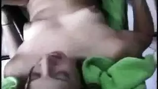 برونيتية هاوية يائسة تتوسل لجماع إباحي مكثف