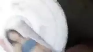 فيكي أنجالي تنشر ساقيها مفتوحة على مصراعيها كزوجة شقية