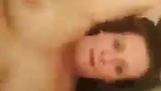 نمرة ناضجة تعرض كسها الصغير المبلل