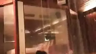 عاهرة ناضجة تتباهى بثدييها الضخمين من أجل قضيب شاب