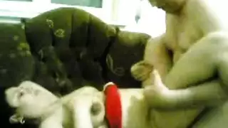 أثداء السمراء العربية الكبيرة ترتد أثناء جنس عنيف على الأريكة