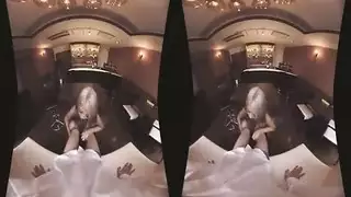 عاهرة كبيرة الصدر في الواقع الافتراضي يتم تدمير فرجها