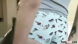 مربية عابرة جنسياً في جلسة نيك ثلاثية شديدة