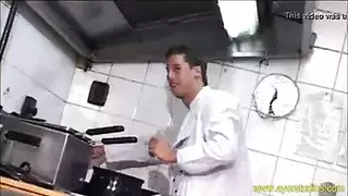 يتخلى الأخوان العضليان عن واجباتهما من أجل حفلة جماع مثلية مثيرة