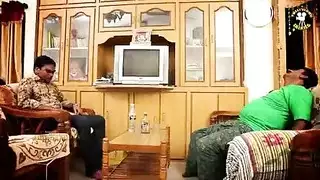 ابن أخ هندي متسلل يمارس الجنس مع عمته وهي نائمة ويمص ثدييها حتى النضوب