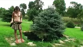 حركة فردية في الخارج: مراهقة تستكشف فتحتها الضيقة