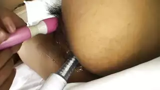 نيك شرجي خشن باستخدام قضيب مزيف ضخم