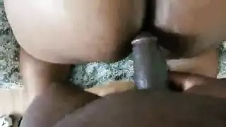 كريمي في مؤخرة سمراء كبيرة ولعب بظرها لهزة قوية