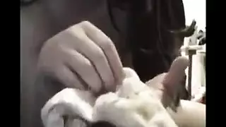 صور ينام مع زوجه ابيه في سريرها لانه خائف من صوت الرعد