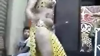 عاهرة مصرية تقدم استربتيز مثيرة – جاهزة للجماع الصريح