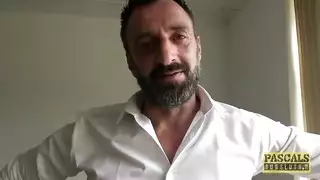 أثداء طبيعية ضخمة تتوسل لجماع سريع وخشن