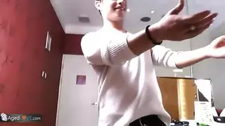 امرأة ناضجة ذات شعر مجعد تستمتع بالجنس العنيف