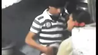 يزنق جارته المليانة تحت السلم و تفعيص و نيك و بوس