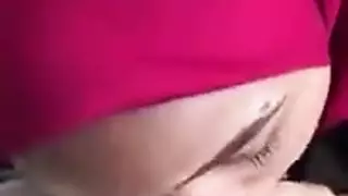 فتاة آسيوية تمنح قبلة عميقة مكثفة لقضيب شرق أوسطي