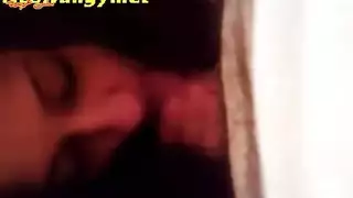 ممارسة جنس جماعي قاسية: الشرموطة صفاء تأخذ عدة قضبان في مشهد إباحي