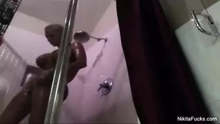 التقت نيكيتا فون جيمس بزميلتها كارلي غراي ولم تمانع في تدليكها