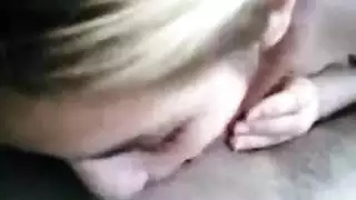 مراهقة ساخنة تمص وتأخذ زبًا قاسيًا في مزرعة ريفية