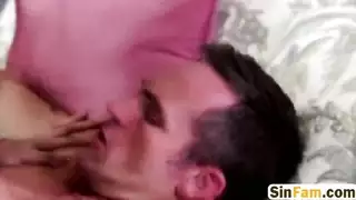 فتاة كشميرية فاتنة الجسم تطلب من وكيلها ترتيب مشهد جماعي جنسي متطرف