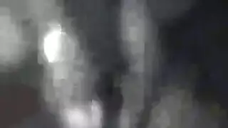 فتاة عذراء تتدرب على مص القضيب الكبير بعمق