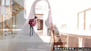 مدرسة مع طفل صغير عربى