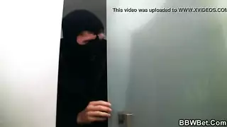 كارينا كابور في مشهد صريح للجماع الفموي العميق