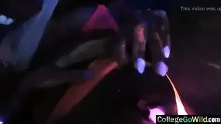 نكاح حيوان: فتاة صغيرة تأخذ ذكر حصان