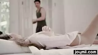 يمص حلماتها الصلبة ويعصر أثدائها الممتلئة بينما تصرخ من النشوة