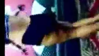 رقصة نانا الفاضحة في غرفة المعيشة بقميص تتحول إلى جلسة لعق فموي فوضوية