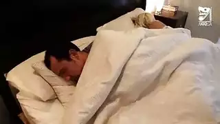 بورنو تقبية خشنة: نيكها بعمق من الخلف على السرير